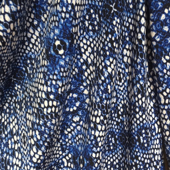 Ellen Tracy Blue Snakeskin Print Top Size M - Picture 3 of 4